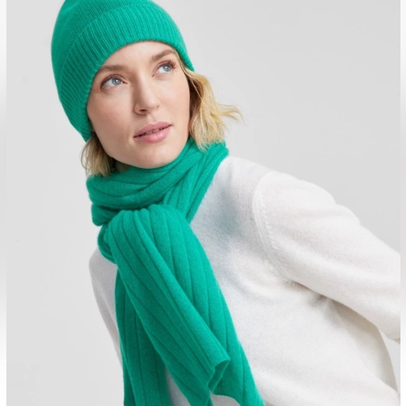 NEW Women's Charter Club Peacock Green Cuffed Beanie NWT - Picture 2 of 3